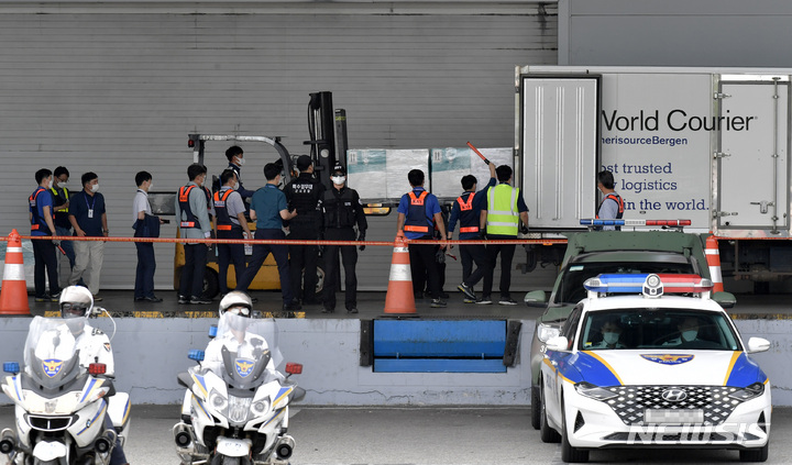 [인천공항=뉴시스] 이영환 기자 = 정부가 루마니아와 의료·방역 협력을 통해 구매한 화이자 백신 52만 6500회분이 2일 오후 인천공항 화물터미널에 도착해 백신수송 관계자들이 수송작업을 하고 있다. (공동취재사진) 2021.09.02. photo@newsis.com