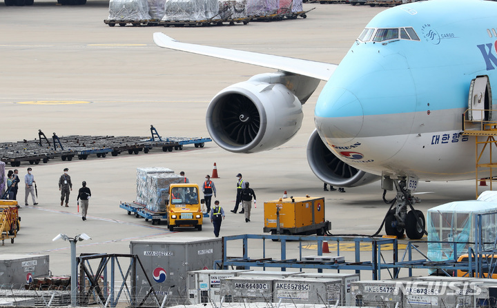 [인천공항=뉴시스] 이영환 기자 = 코로나19 모더나 백신이 2일 오후 인천공항 화물터미널에 도착해 백신수송 관계자들이 수송을 하고 있다. 2021.09.02. 20hwan@newsis.com