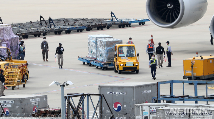 [인천공항=뉴시스] 이영환 기자 = 사진은 지난 2일 오후 인천공항 화물터미널에서 미국 모더나사가 개발한 코로나19 백신이 도착하는 모습. 2021.09.03. 20hwan@newsis.com