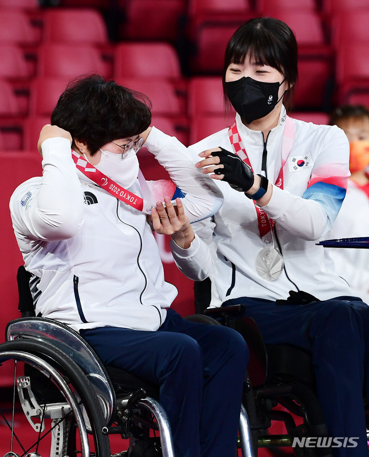 [도쿄(일본)=뉴시스] 사진공동취재단 = 2일 일본 도쿄 메트로폴리탄 체육관에서 열린 2020 도쿄패럴림픽 여자 탁구 단체전(스포츠 등급1-3) 시상식에서 서수연과 이미규가 서로에게 은메달을 걸어주고 있다. 2021.09.02. photo@newsis.com