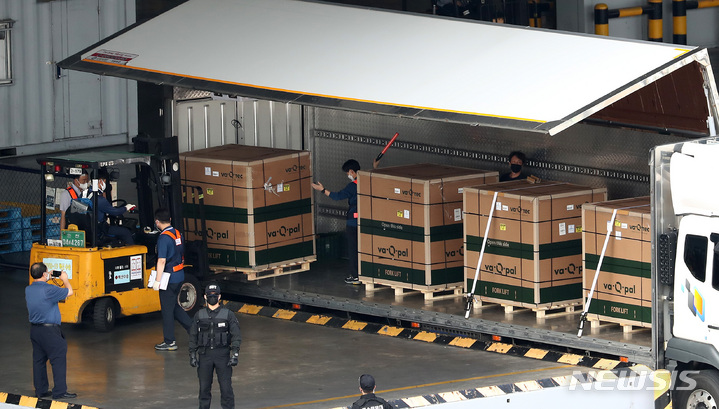 [인천공항=뉴시스] 이영환 기자 = 코로나19 모더나 백신이 지난 2일 오후 인천공항 화물터미널에 도착해 백신수송 관계자들이 백신을 수송차량에 싣고 있다. 2021.09.02. 20hwan@newsis.com