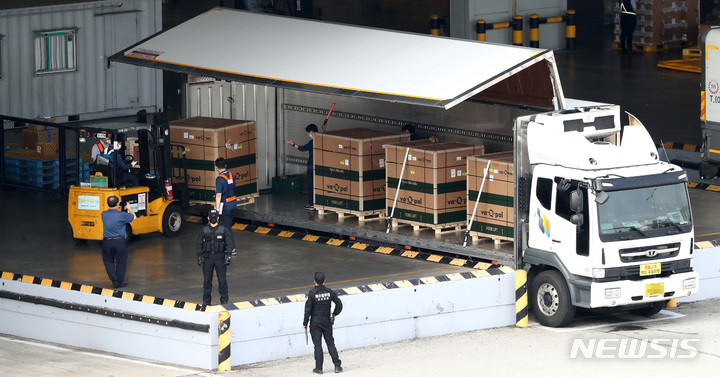 [인천공항=뉴시스] 이영환 기자 = 코로나19 모더나 백신이 2일 오후 인천공항 화물터미널에 도착해 백신수송 관계자들이 백신을 수송차량에 싣고 있다. 2021.09.02. 20hwan@newsis.com