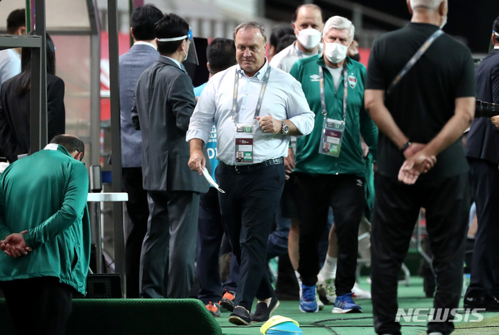 [서울=뉴시스] 추상철 기자 = 2일 오후 서울 마포구 상암 월드컵경기장에서 열린 '2022 FIFA 카타르 월드컵 최종예선' 대한민국과 이라크의 경기. 딕 아드보카트 이라크 감독이 입장하고 있다. 2021.09.02. scchoo@newsis.com