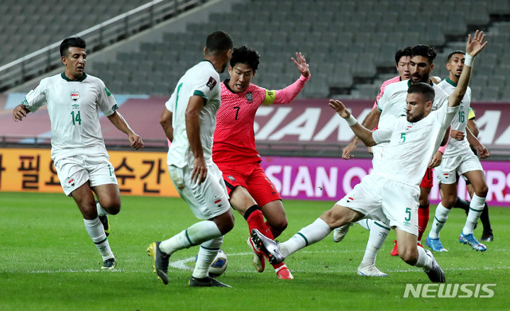 [서울=뉴시스] 추상철 기자 = 2일 오후 서울 마포구 서울월드컵경기장에서 열린 '2022 FIFA 카타르 월드컵 아시아지역 최종예선 A조 1차전' 대한민국과 이라크의 경기. 손흥민이 돌파하고 있다. 2021.09.02. scchoo@newsis.com