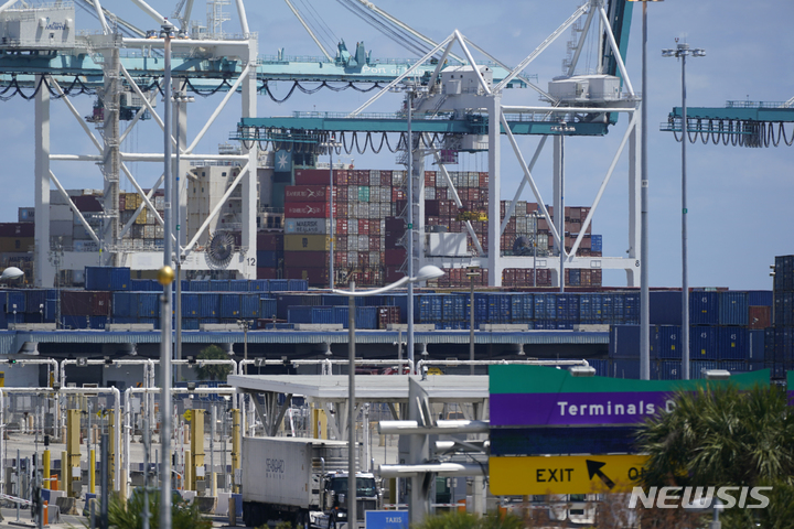 [마이애미(미 플로리다주)=AP/뉴시스]지난 4월9일 미 플로리다주 마이애미항의 크레인 근처에 화물 컨테이너들이 쌓여 있다. (뉴시스DB)