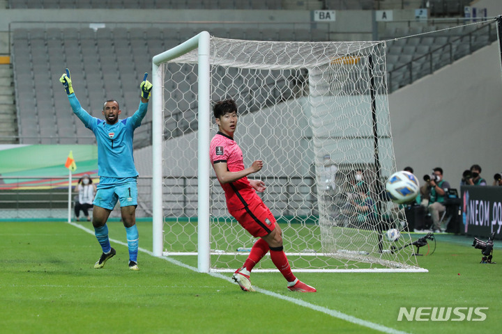 [서울=뉴시스] 권창회 기자 = 2일 오후 서울 마포구 서울월드컵경기장에서 열린 '2022 FIFA 카타르 월드컵 아시아지역 최종예선 A조 1차전' 대한민국과 이라크의 경기. 손흥민이 볼을 놓치고 아쉬워하고 있다. 2021.09.02. kch0523@newsis.com