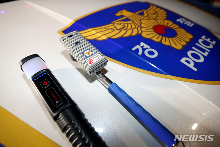 [서울=뉴시스] 김병문 기자 = 2일 오후 서울 마포구 양화로 일대에서 마포경찰서 소속 경찰관들이 새로 개발한 복합감지기를 이용한 음주운전 단속을 하고 있다. 사진은 복함감지기 모습. 2021.09.02. dadazon@newsis.com