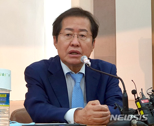 [창원=뉴시스] 강경국 기자 = 홍준표 국민의힘 대통령선거 경선 예비후보가 3일 국민의힘 경남도당에서 기자간담회를 갖고 있다. 2021.09.03. kgkang@newsis.com