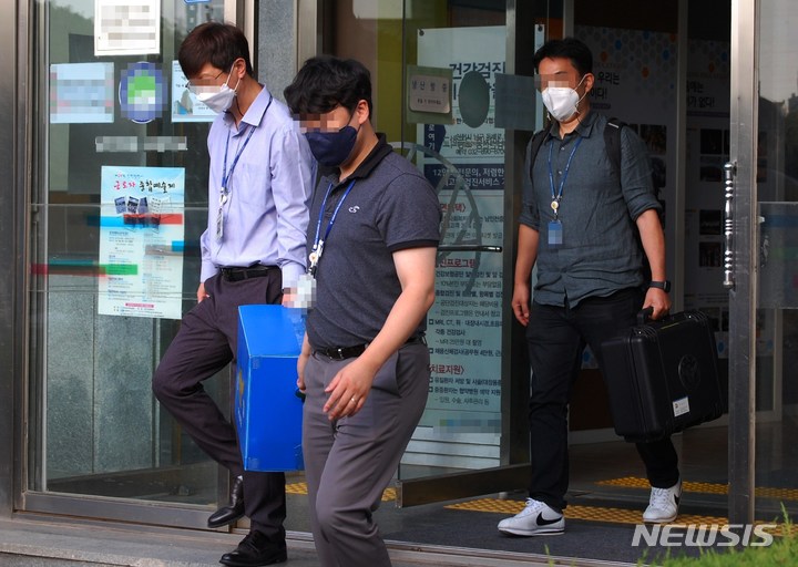 [인천=뉴시스] 김동영 기자 = 3일 오후 이강호 인천 남동구청장의 뇌물수수 의혹과 관련해 뇌물을 공여한 의혹을 받는 교감이 재직중인 인천 한 중·고등학교에서 인천경찰청 광역수사대 수사관들이 압수수색을 마친 뒤 압수품을 들고 나오고 있다. 2021.09.03. dy0121@newsis.com 