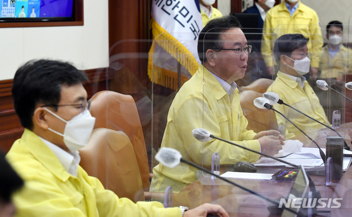 [서울=뉴시스] 김명원 기자 = 김부겸 국무총리가 3일 오전 서울 종로구 정부서울청사에서 열린 코로나19 중앙재난안전대책본부(중대본) 회의에 참석해 발언하고 있다. 김부겸 총리는 이날 추석 연휴를 포함해 내주부터 4주간 적용할 방역 대책에 대해 수도권 등 4단계 지역의 식당·카페는 영업시간을 밤 9시에서 10시로 환원한다"며 "식당·카페에서의 모임인원 제한도 6명까지로 확대, 허용된다고 밝혔다. (공동취재사진) 2021.09.03. photo@newsis.com