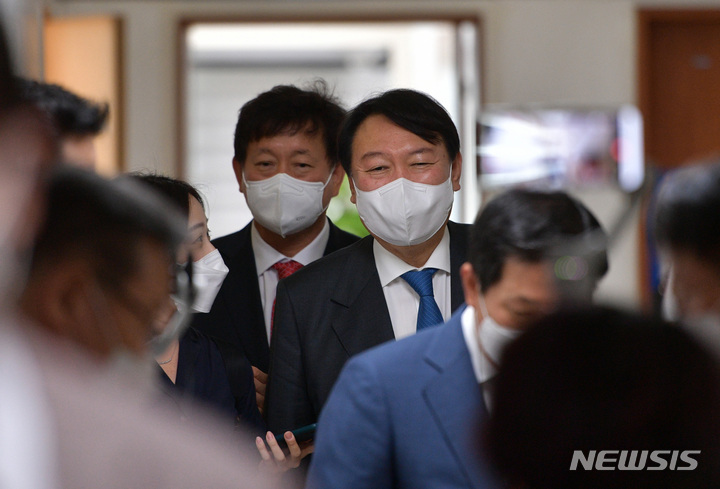 [서울=뉴시스] 국회사진기자단 = 국민의힘 대권주자인 윤석열 전 검찰총장이 3일 서울 종로구 기독교회관에서 열린 한국교회 대표연합기관 및 평신도단체 간담회에 참석하고 있다. 2021.09.03. photo@newsis.com