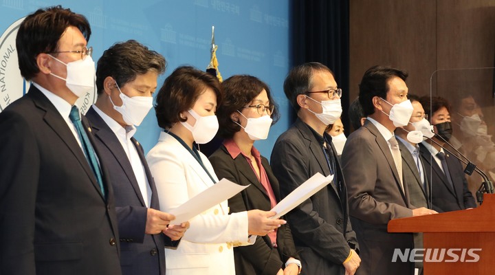 [서울=뉴시스] 전신 기자 = 안민석, 박주민 의원 등 더불어민주당 이재명 대선 경선 후보 열린캠프 소속 의원들이 3일 서울 여의도 국회 소통관에서 '윤석열 검찰의 정치공작 의혹'에 대한 열린캠프 입장 발표 기자회견을 하고 있다. (공동취재사진) 2021.09.03. photo@newsis.com