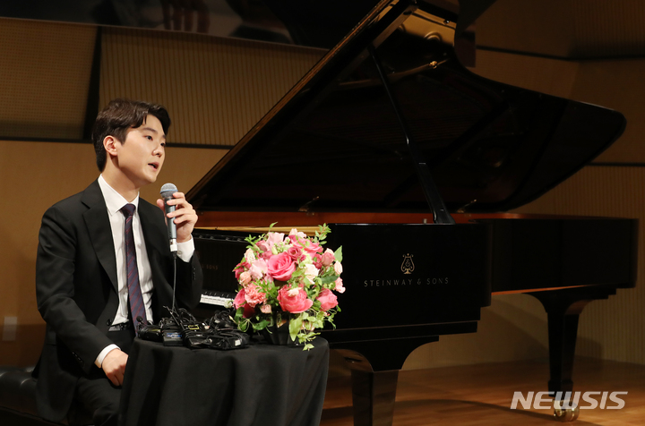 [서울=뉴시스] 박진희 기자 = 피아니스트 조성진이 3일 서울 서초구 예술의전당 인춘아트홀에서 두 번째 쇼팽 앨범 발매 기념 기자간담회를 하고 있다. 2021.09.03. pak7130@newsis.com