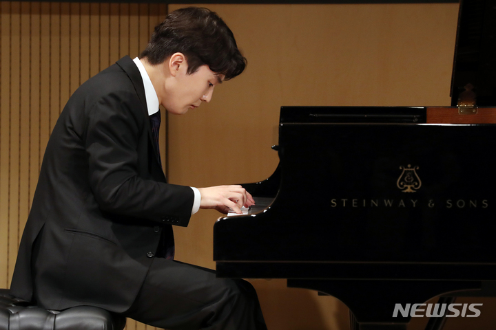[서울=뉴시스] 박진희 기자 = 피아니스트 조성진이 3일 서울 서초구 예술의전당 인춘아트홀에서 두 번째 쇼팽 앨범 발매 기념 기자간담회에 참석하여 쇼팽의 피아노 협주곡 2번 스케르초를 연주하고 있다. 2021.09.03. pak7130@newsis.com