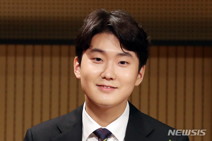 [서울=뉴시스] 박진희 기자 = 피아니스트 조성진이 3일 서울 서초구 예술의전당 인춘아트홀에서 두 번째 쇼팽 앨범 발매 기념 기자간담회를 하고 있다. 2021.09.03. pak7130@newsis.com