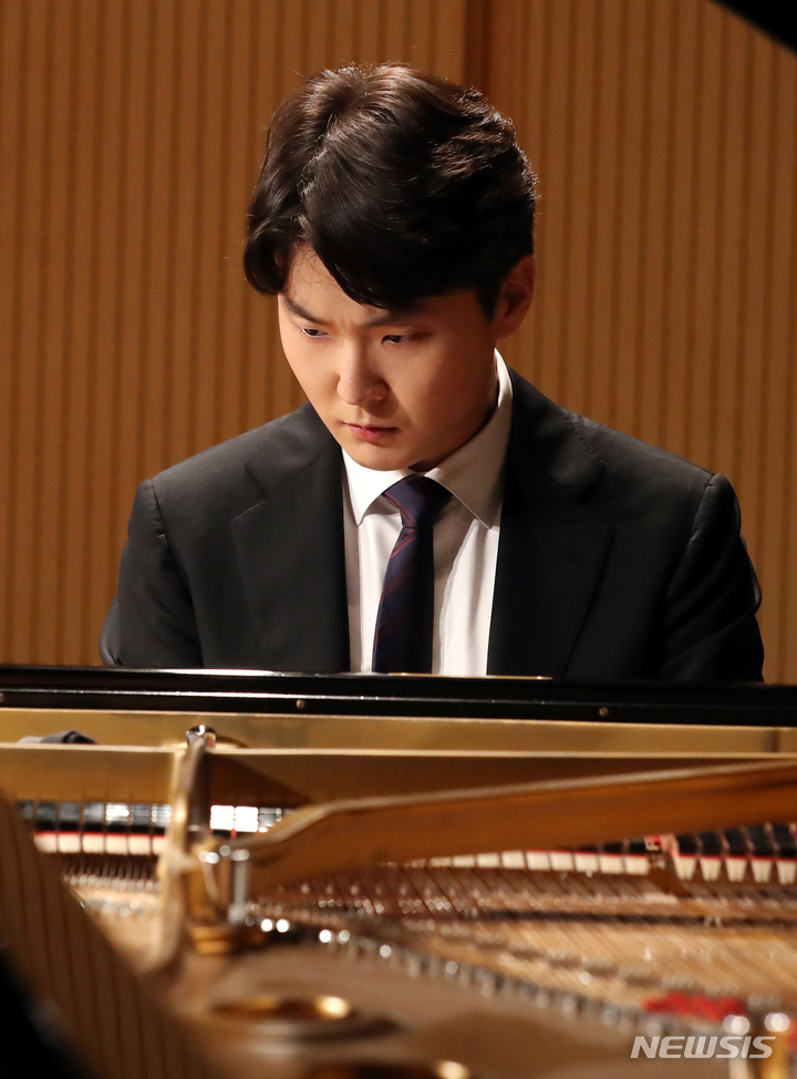 [서울=뉴시스] 박진희 기자 = 피아니스트 조성진이 3일 서울 서초구 예술의전당 인춘아트홀에서 두 번째 쇼팽 앨범 발매 기념 기자간담회에 참석하여 쇼팽의 피아노 협주곡 2번 스케르초를 연주하고 있다. 2021.09.03. pak7130@newsis.com