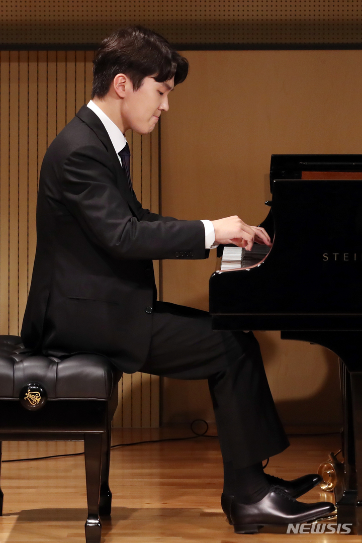 [서울=뉴시스] 박진희 기자 = 피아니스트 조성진이 3일 서울 서초구 예술의전당 인춘아트홀에서 두 번째 쇼팽 앨범 발매 기념 기자간담회에 참석하여 쇼팽의 피아노 협주곡 2번 스케르초를 연주하고 있다. 2021.09.03. pak7130@newsis.com