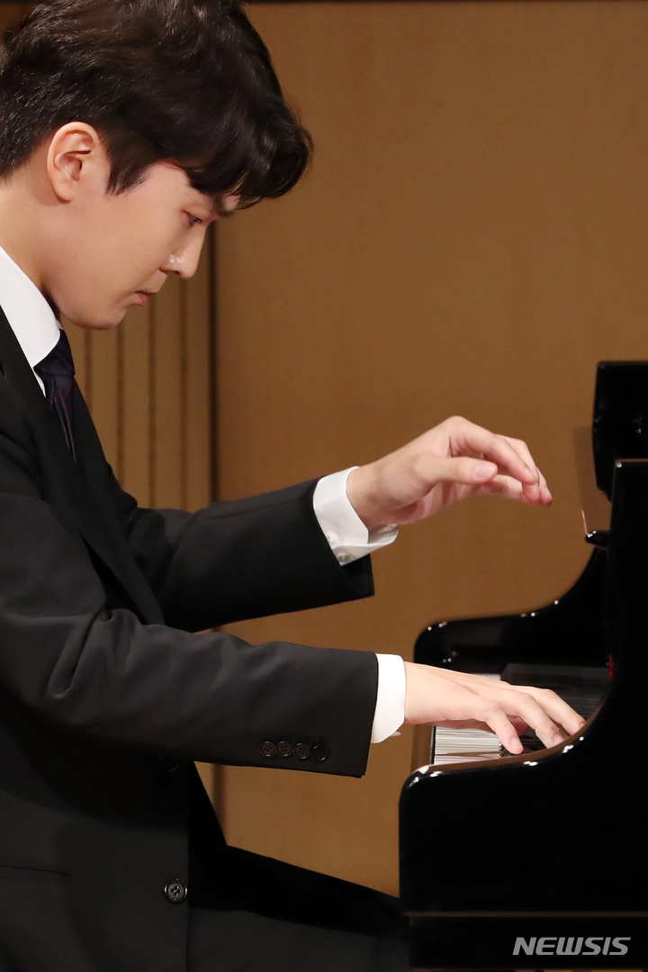 [서울=뉴시스] 박진희 기자 = 피아니스트 조성진이 3일 서울 서초구 예술의전당 인춘아트홀에서 두 번째 쇼팽 앨범 발매 기념 기자간담회에 참석하여 쇼팽의 피아노 협주곡 2번 스케르초를 연주하고 있다. 2021.09.03. pak7130@newsis.com