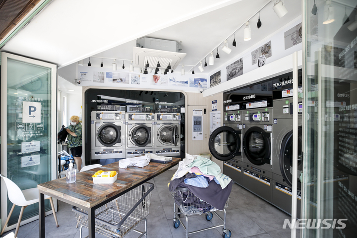 [서울=뉴시스] 정병혁 기자 = 서울 시내에 위치한 무인 빨래방. 2021.09.03. jhope@newsis.com