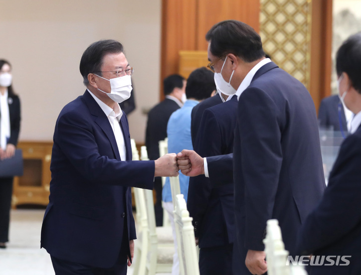 [서울=뉴시스] 전진환 기자 = 문재인 대통령이 3일 오전 청와대 본관 충무실에서 열린 국회의장단·상임위원장단 초청 간담회에서 정진석 국회부의장과 인사하고 있다. 2021.09.03. amin2@newsis.com