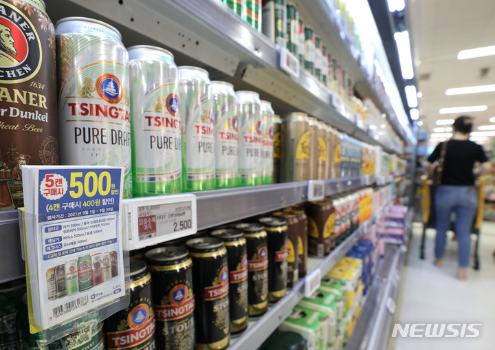 [서울=뉴시스] 서울 시내 대형마트에서 수입 캔맥주 진열대. 해당 사진은 기사 내용과 관련이 없습니다. (사진=뉴시스 DB). photo@newsis.com