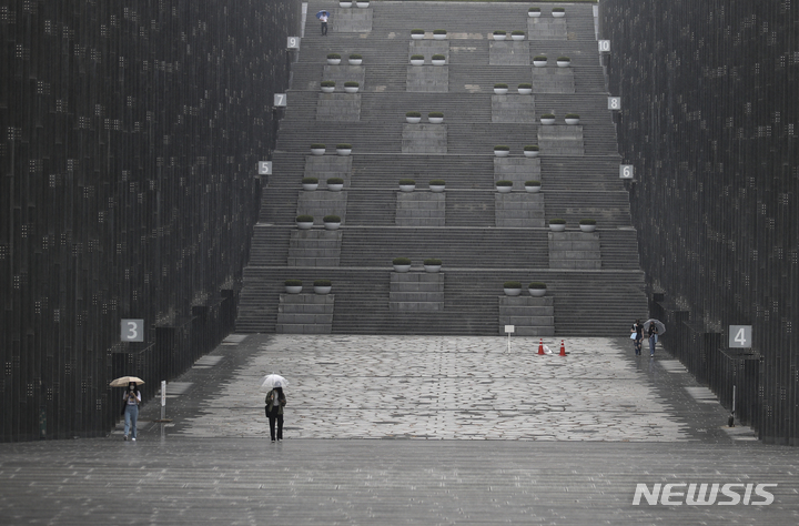 [서울=뉴시스] 교육부가 올해 대학 등록금 인상률 법정 상한선을 1.65%로 공고했다. 정부는 14년째 소득연계형 반값등록금 정책 기조를 유지하고 있어 사실상 동결 기조가 이어질 전망이다. 지난해 8월31일 오전 서울 서대문구 이화여자대학교 캠퍼스가 한산한 모습을 보이고 있다. 2022.01.03. photo@newsis.com