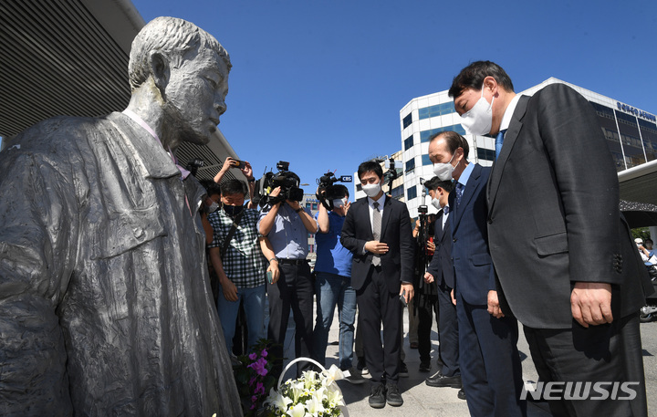 [서울=뉴시스] 국회사진기자단 = 국민의힘 윤석열, 장기표 대선 경선 후보가 3일 서울 종로구 청계천 전태일 열사 동상을 찾아 참배하고 있다. 2021.09.03. photo@newsis.com