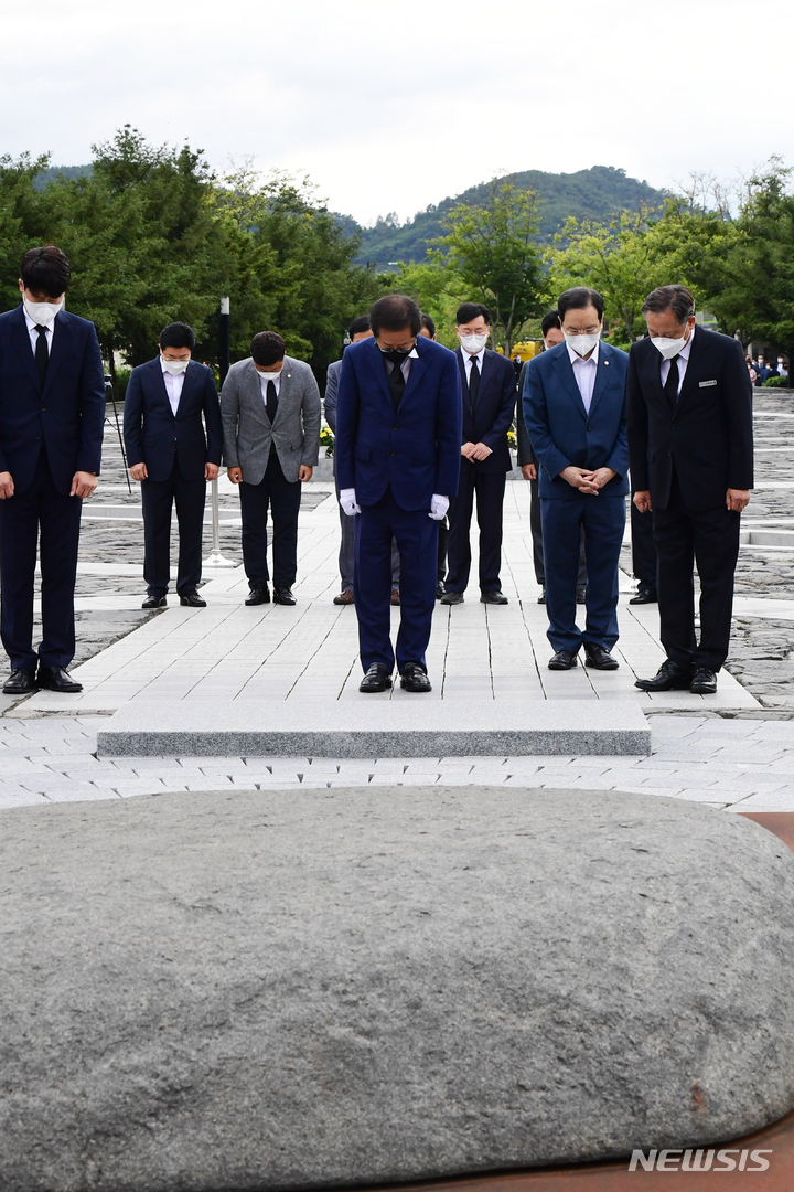 [김해=뉴시스] 차용현 기자 = 국민의 힘 대권 주자인 홍준표 의원이 3일 오후 경남 김해시 봉하마을을 찾아 고(故) 노무현 전 대통령 묘소에 참배하고 있다. 2021.09.03. con@newsis.com