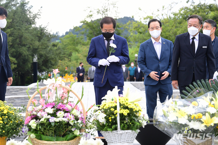 [김해=뉴시스] 차용현 기자 = 국민의 힘 대권 주자인 홍준표 의원이 3일 오후 경남 김해시 봉하마을을 찾아 고(故) 노무현 전 대통령 묘소에 참배하고 있다. 2021.09.03. con@newsis.com