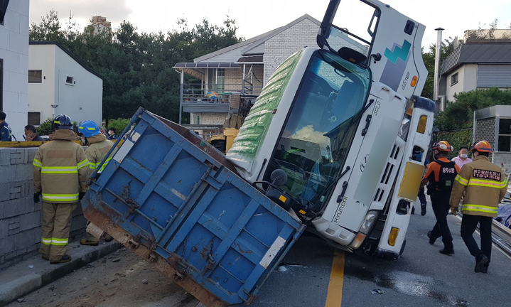 [광주=뉴시스] 김혜인 기자 = 3일 오후 광주 광산구 장덕동 한 주택 신축 공사장에서 벽돌을 옮기던 4.5t 크레인 차량이 오른쪽으로 넘어져 소방당국이 안전 조치를 하고 있다. (사진=광주 광산소방 제공) 2021.09.03.photo@newsis.com *재판매 및 DB 금지