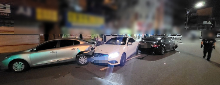 [부산=뉴시스] 지난 2021년 9월 무면허 10대 청소년이 운전한 그랜저 승용차 낸 충돌사고 현장. 2025.10.07. (사진=부산경찰청 제공) photo@newsis.com *재판매 및 DB 금지