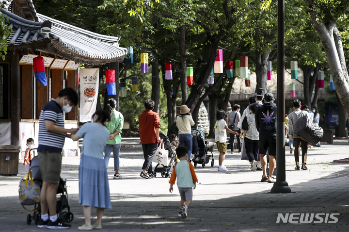 [용인=뉴시스] 정병혁 기자 = 주말인 지난 4일 오전 경기 용인시 한국민속촌를 찾은 시민들이 주말을 보내고 있다. 2021.09.04. jhope@newsis.com