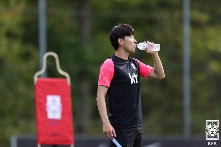 [서울=뉴시스] 정병혁 기자 = 한국 축구대표팀 손흥민이 4일 경기도 파주 트레이닝센터에서 열린 2022 카타르 월드컵 아시아지역 최종예선 대비 훈련에서 물을 마시고 있다. (사진=대한축구협회 제공)  2021.09.04. photo@newsis.com *재판매 및 DB 금지