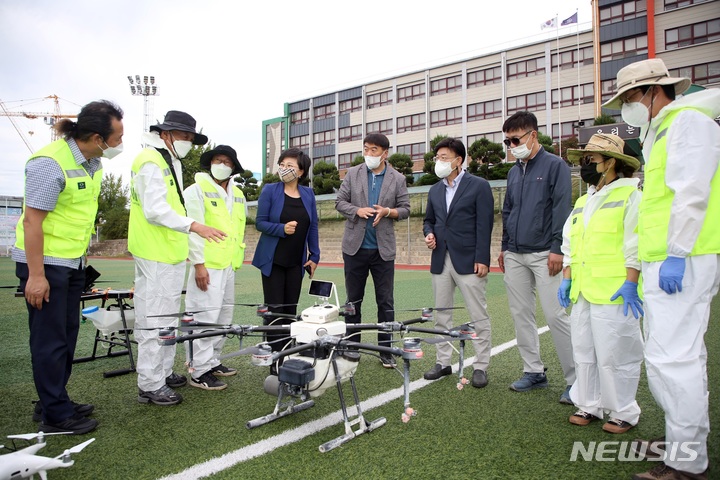  5일 수원공고에서 드론무인기 방역 소독을 실시한 가운데 방역에 앞서 한국드론진흥원 등 관계자들의 설명을 듣고 있다. (사진제공=수원공고)
