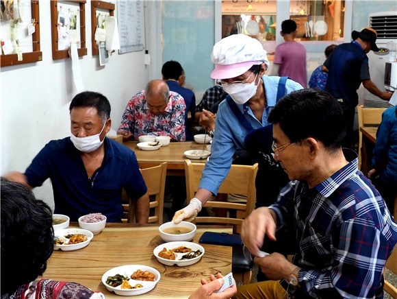 [서울=뉴시스] 이낙연 전 더불어민주당 대표의 부인 김숙희씨가 광주 대인시장에 위치한 해뜨는 식당에서 봉사활동을 하고 있다. 2021.09.05. (사진=이낙연 캠프 제공) *재판매 및 DB 금지