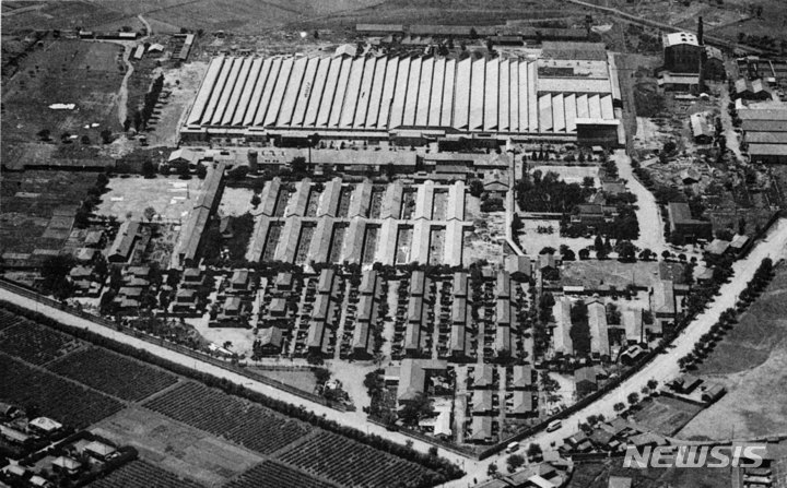 [광주=뉴시스] 배상현기자= 1960년대 광주 임동 전남방직. 2021.09.05 (사진=광주역사민속박물관 제공)praxis@newsis.com