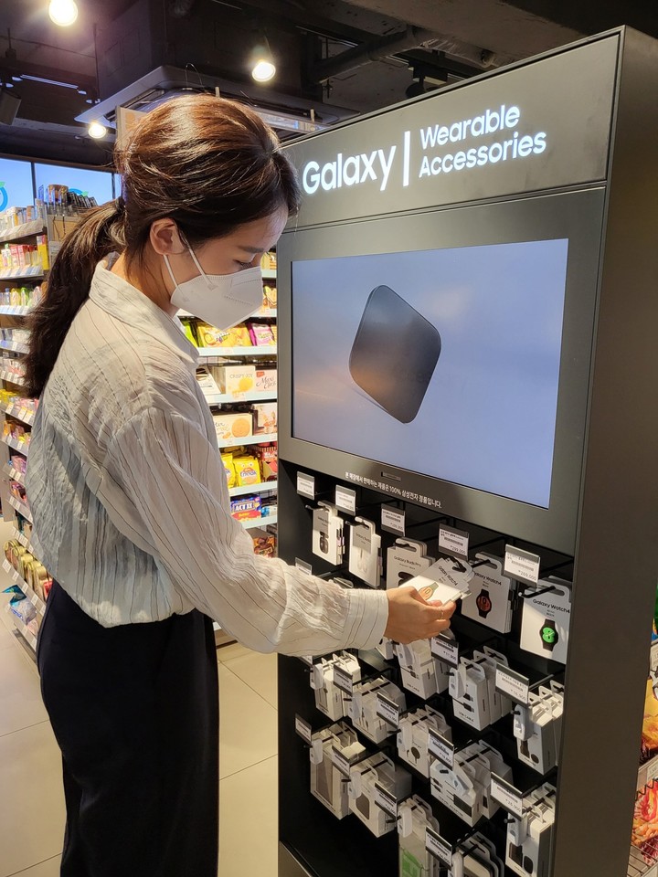 [서울=뉴시스] 박주성 기자 = 삼성전자가 '갤럭시 워치4'와 '갤럭시 버즈2', 폴더블폰 액세서리 등 다양한 모바일 신제품을 라이프스타일 편의점 '이마트24'에서 판매한다. 삼성전자는 지난 4월부터 USB 케이블, 충전 어댑터, 유선 이어폰 등 정품 액세서리 6종을 '이마트24'에서 판매하기 시작했으며, 꾸준한 판매고를 올리고 있다. (사진=삼성전자 제공). 2021.09.05. photo@newsis.com 이 사진은 기사 내용과 직접적 관련 없음 *재판매 및 DB 금지