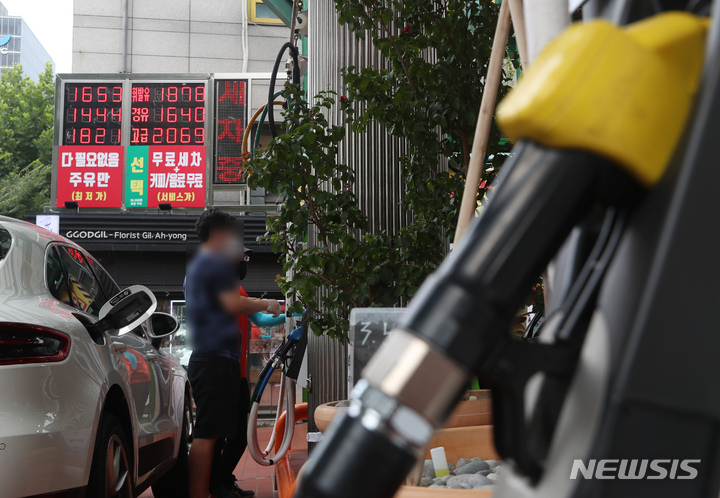 [서울=뉴시스] 고승민 기자 = 서울의 한 주유소에서 시민이 차량에 주유를 하고 있다. 2021.09.05. kkssmm99@newsis.com