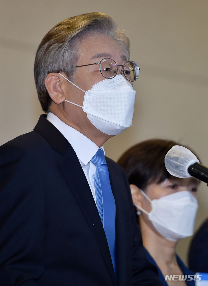 [대구=뉴시스] 이무열 기자 = 이재명 더불어민주당 대선 경선 후보가 5일 오전 대구 동구 대구상공회의소 대회의실에서 열린 대구·경북 공약 발표 기자간담회에서 공약을 발표하고 있다. 2021.09.05. lmy@newsis.com