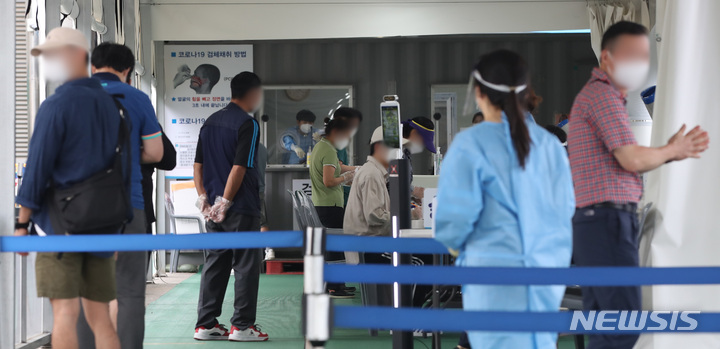 [서울=뉴시스] 조수정 기자 = 0시 기준 코로나19 신규확진자가 1490명 발생, 61일째 네자리수를 기록한 5일 오전 서울 동대문구 청량리역 광장 코로나19 임시선별검사소에서 시민들이 검사를 받기 위해 기다리고 있다. 2021.09.05. chocrystal@newsis.com