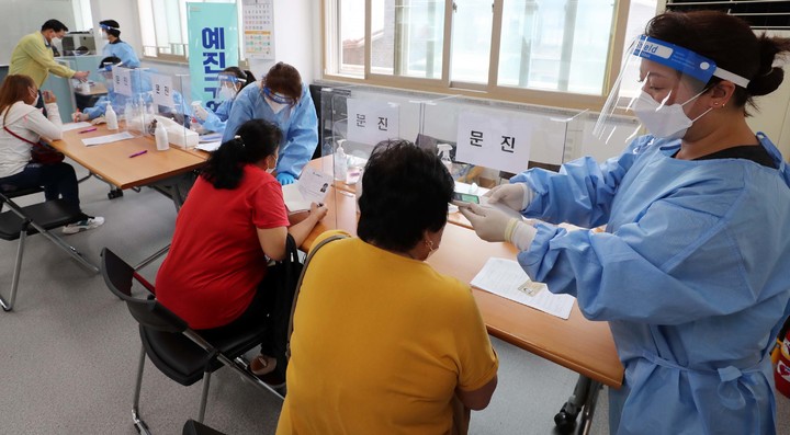 [광주=뉴시스] 변재훈 기자 = 광주 광산구는 지난 4일부터 월곡 2동 행정복지센터에 임시 접종센터를 마련, 외국인 주민을 대상으로 코로나19 예방 얀센 백신을 접종하고 있다고 5일 밝혔다. (사진=광주 광산구 제공) 2021.09.05. photo@newsis.com *재판매 및 DB 금지