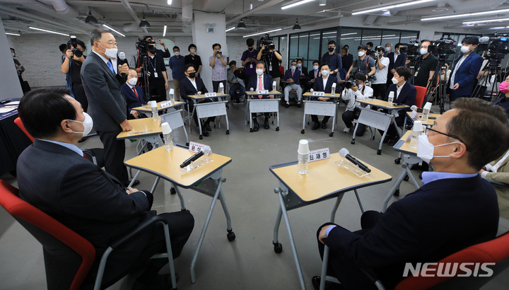 [서울=뉴시스] 국회사진기자단 = 국민의힘 선거관리위원장 사의를 표명했다고 알려진 정홍원 위원장이 5일 오후 서울 여의도 중앙당사에서 열린 공정경선 서약식 및 간담회에 참석해 인사말을 하고 있다. 2021.09.05. photo@newsis.com