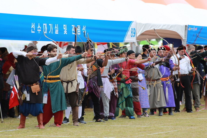 예천세계활축제에서 각국 참가자들이 전통활을 쏘고 있다. (사진=예천군 제공) *재판매 및 DB 금지