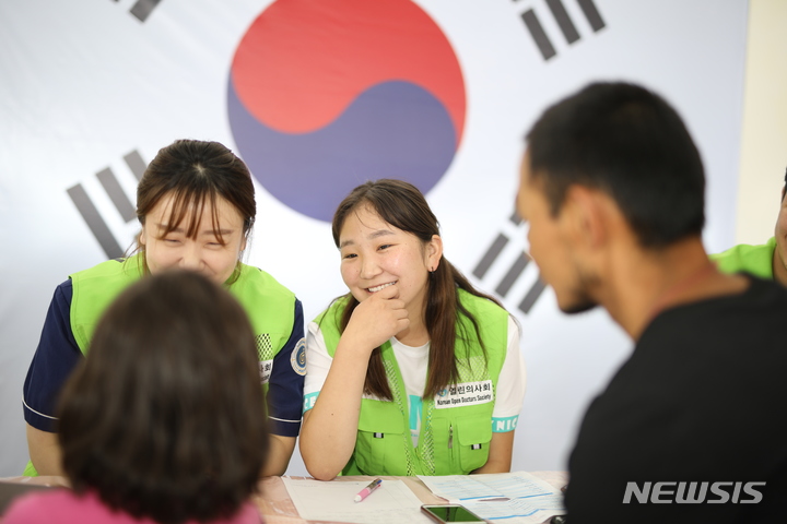 [서울=뉴시스] 샤롤이 2018년 4월 몽골 아르항가이의 한 고등학교 의료 봉사 현장에서 환하게 웃고 있다. (사진= 대찬병원 제공) 2021.09.06
