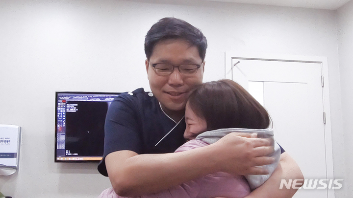 [서울=뉴시스] 몽골 국립대 합격을 기뻐하고 있는 한상호 원장과 샤롤. (사진= 대찬병원 제공) 2021.09.06