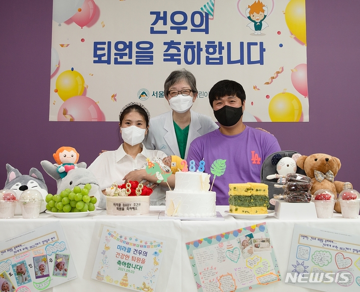 [서울=뉴시스] 건우의 퇴원을 축하하며 건우와 건우 부모, 주치의인 김애란 교수가 기념 사진을 찍고 있다. (사진= 서울아산병원 제공) 2021.09.06