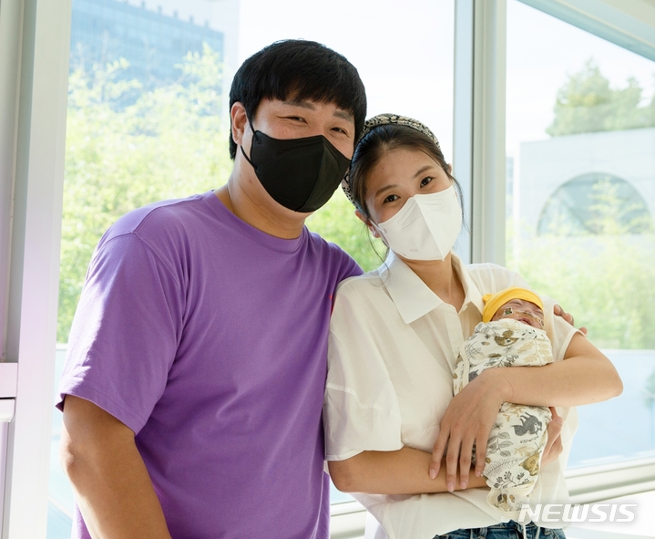 [서울=뉴시스] 건우가 퇴원하는 날 건우와 건우 부모의 모습. (사진= 서울아산병원 제공) 2021.09.06