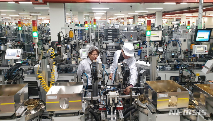 [서울=뉴시스] LS일렉트릭 관계자가 청주 스마트공장 생산라인을 점검하고 있는 모습.(사진=LS그룹 제공) 2021.9.6 photo@newsis.com