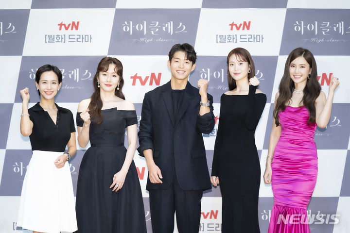 [서울=뉴시스]배우 조여정, 김지수, 하준, 박세진, 공현주가 6일 온라인으로 진행된 tvN '하이클래스' 제작발표회에 참석했다. (사진=tvN 제공) 2021.09.06. photo@newsis.com