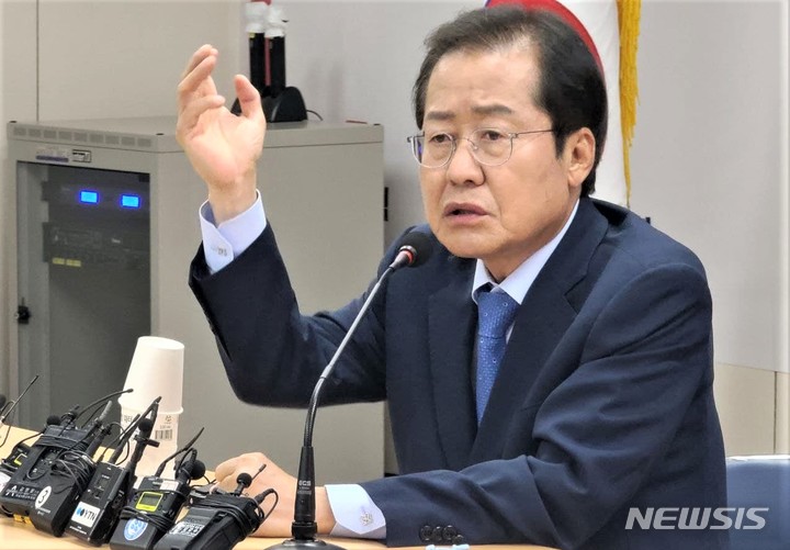 [춘천=뉴시스] 이덕화 기자 = 6일 홍준표 국민의힘 대선 경선후보가 당원 인사 및 기자간담회를 위해 강원도당을 방문한 가운데 문재인 정부의 정책을 지적하며 강원도민의 생명과 재산 보호를 위한 대북 공약을 발표하고 있다. 2021.09.06. wonder8768@newsis.com